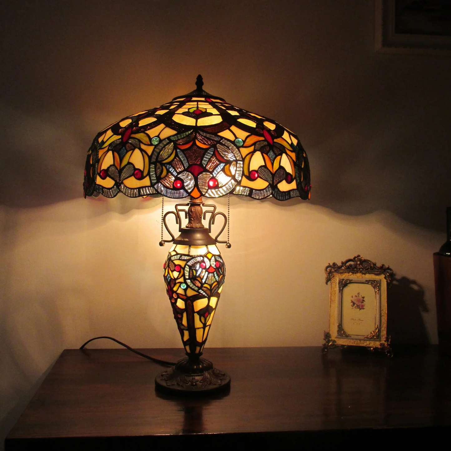 Tiffany style triple lit Victorian-style triple lit table lamp Gold, bronze, red