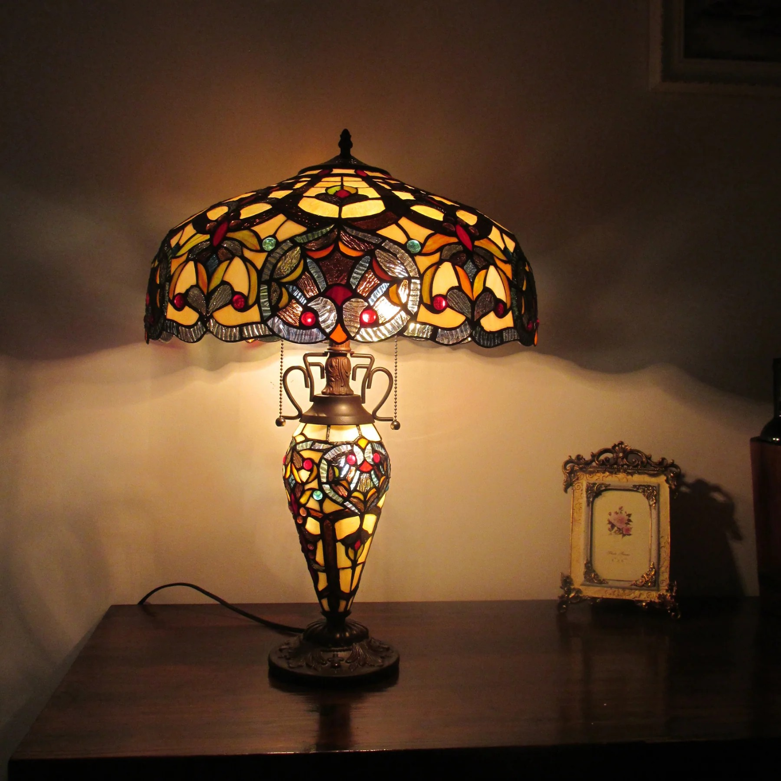 Tiffany style triple lit Victorian-style triple lit table lamp Gold, bronze, red