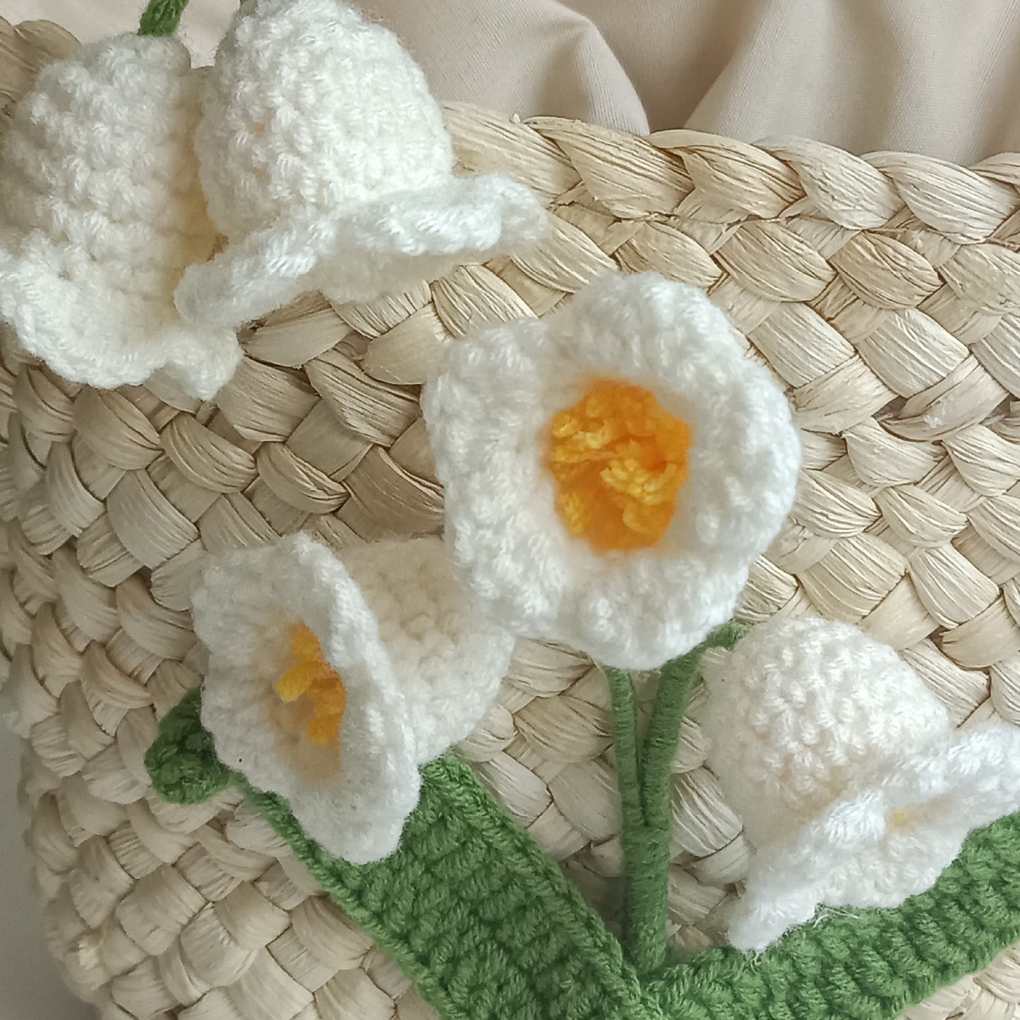 The White daffodil Woven Straw Handbag