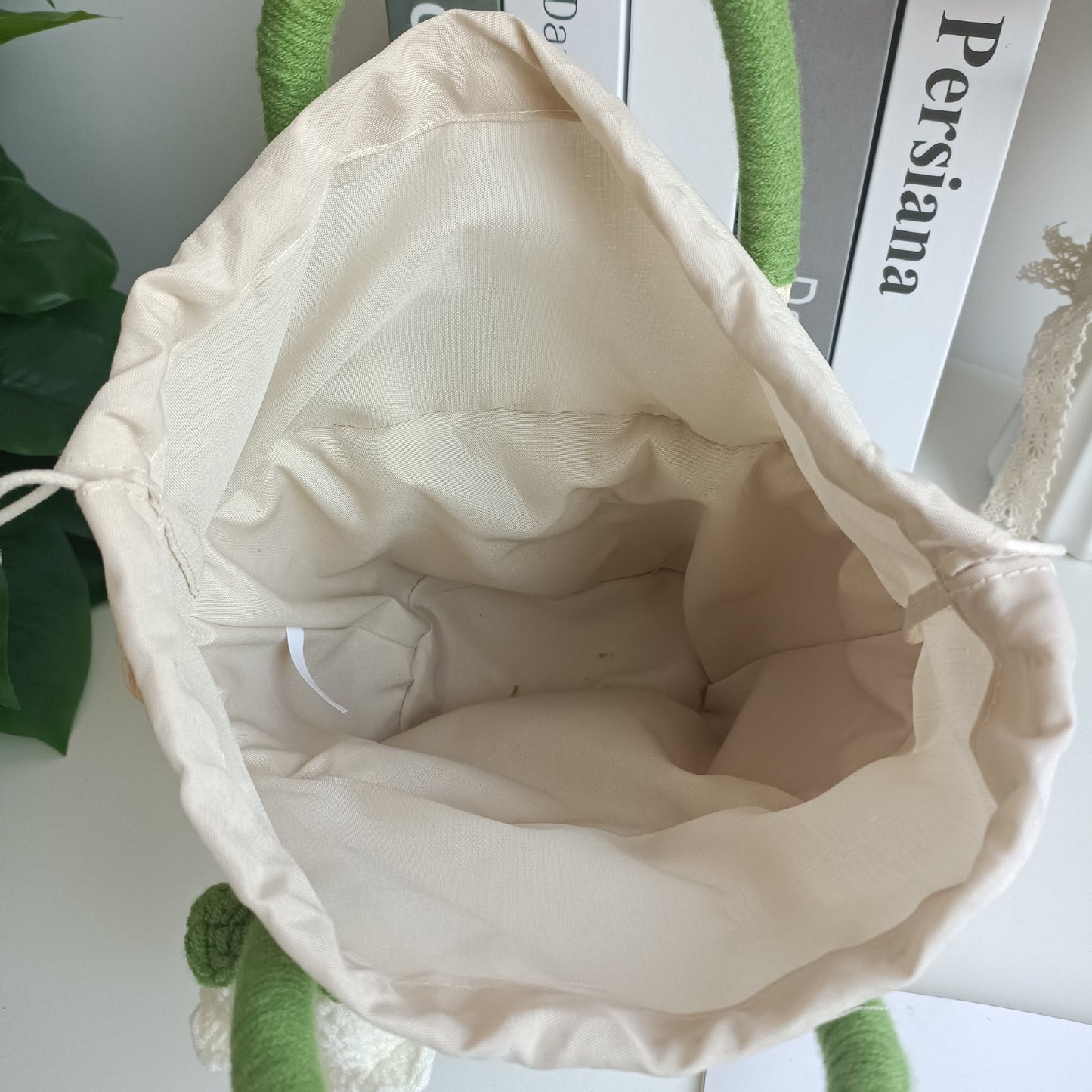 The White daffodil Woven Straw Handbag